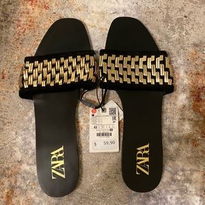 Flat sandals with metallic gold top